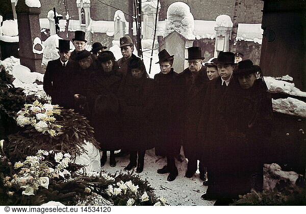 death  cemeteries  mourners  Germany  17.3.1942