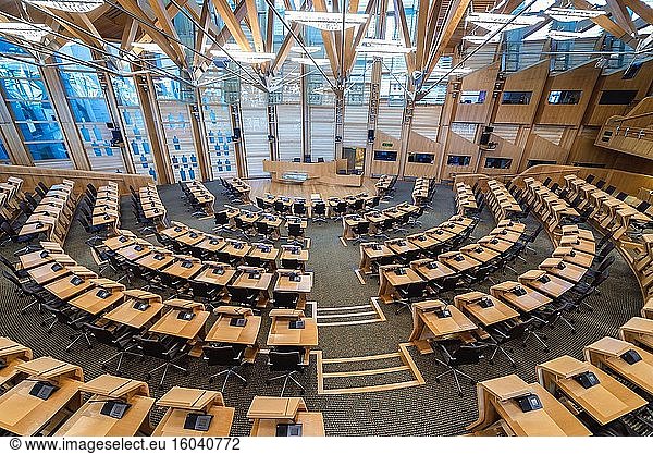 Debattierraum des schottischen Parlamentsgebäudes im Holyrood-Viertel von Edinburgh  der Hauptstadt von Schottland  einem Teil des Vereinigten Königreichs.