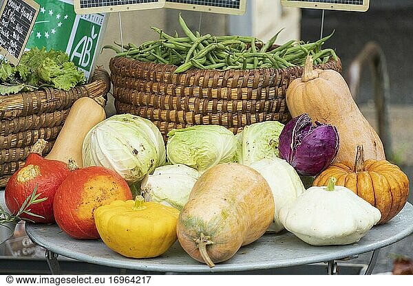 Decazeville Midi Pyrenees Aveyron Frankreich am 25. September 2020: Markt auf dem Rathausplatz von Aveyron Frankreich. Gemüsehändler  Tablett mit frischem Gemüse aus dem Garten.