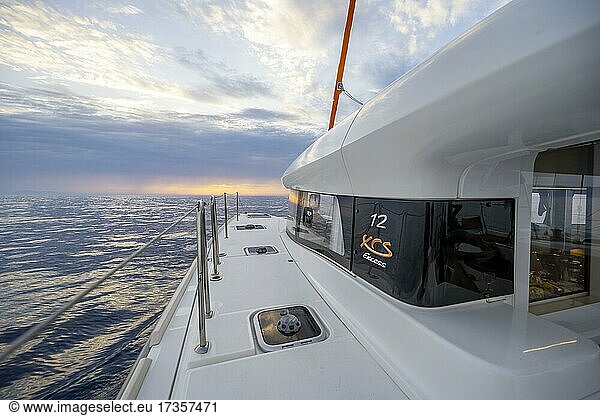 Deck mit Luken  Segel-Katamaran  Sonnenuntergang  Segeltörn  Dodekanes  Griechenland  Europa