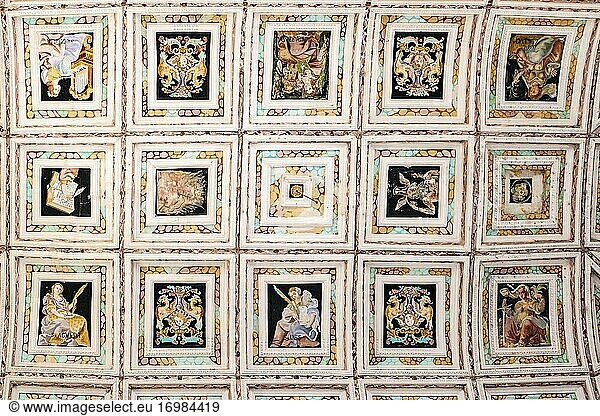 Deckengemälde im Inneren des monumentalen Treppenhauses des Santiago-Hospitals des Architekten Andres de Vandelvira  Ubeda  UNESCO-Weltkulturerbe. Provinz Jaen  Andalusien  Südspanien Europa.