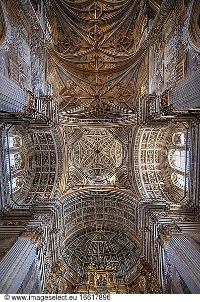 Deckengewölbe  Innenraum  mit Ornamenten verzierte Decke  Renaissance Kirche und Kloster  Monasterio de San Jerónimo  Granada  Andalusien  Spanien  Europa