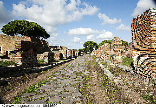 Decumano zentrale Hauptstraße  Ostia Antica  Latium  Italien  Europa