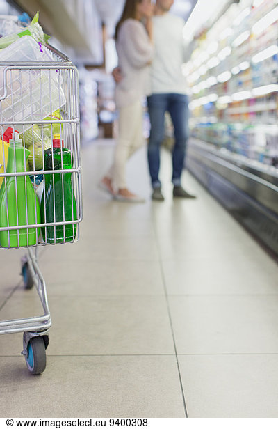 Defokussierter Blick auf das gemeinsame Einkaufen von Paaren im Lebensmittelgeschäft