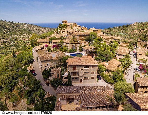 Deià   iglesia y parte alta del pueblo  Mallorca  balearic islands  spain  europe.