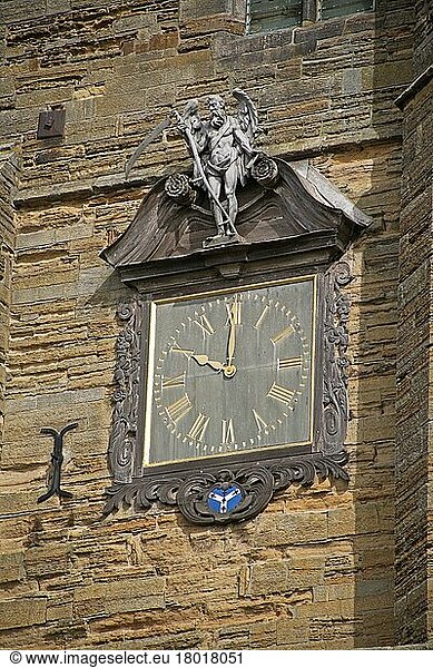 Dekorative Uhr mit 'Old Father Time' auf dem Kirchturm  Cranbrook  Kent  England  August