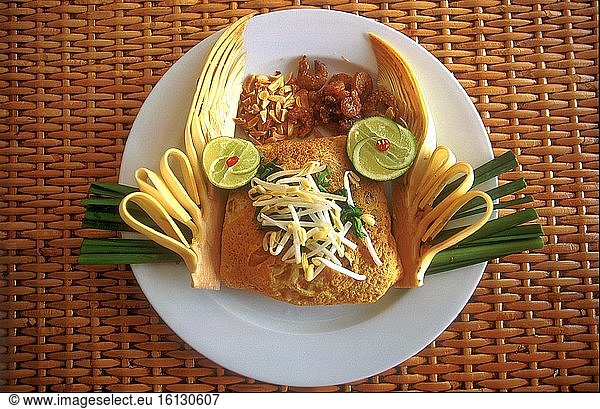 Dekorativer Thai-Pfannkuchen mit Bohnensprossen und Chili-Limette