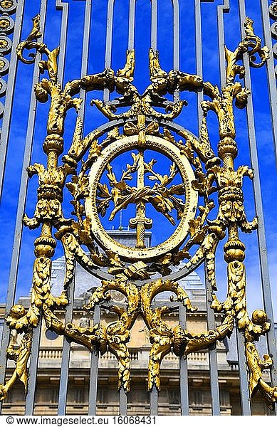 Dekoriertes goldenes Metalltor in Paris im Barockstil. Das Tor des Palais de Justice in Paris  Frankreich.