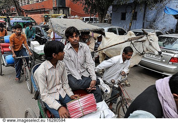 Delhi  Indien  Asien - Hektisches Treiben auf einer belebten Straße in der Nähe des Bahnhofs Neu-Delhi im Zentrum der indischen Hauptstadt während der Hauptverkehrszeit.