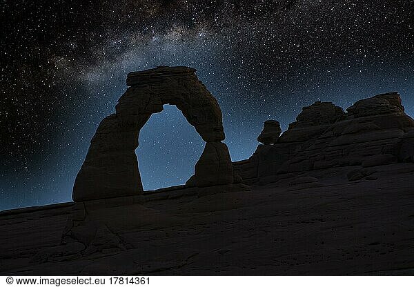 Delicate Arch Felsbogen bei Nacht mit Milchstraße  Arches Nationalpark  Utah  USA  Nordamerika