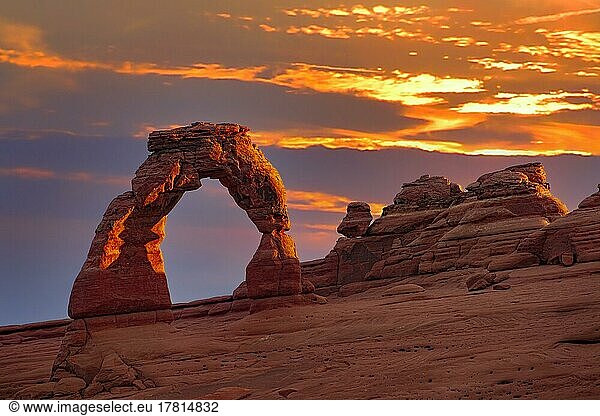 Delicate Arch Felsbogen bei Sonnenuntergang  Arches Nationalpark  Utah  USA  Nordamerika