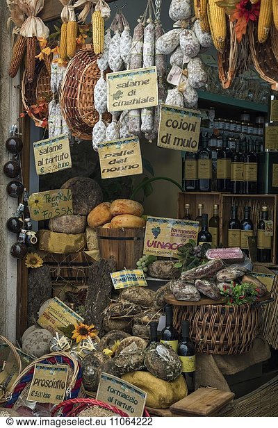 Delikatessenladen mit Salami und Käse  Castiglione del Lago  Umbrien  Italien  Europa