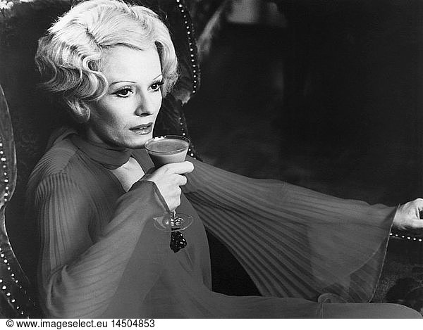 Delphine Seyrig  on-set of the French Film  Daughters of Darkness (aka Les Levres Rouges)  1971