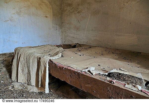 Demolierter Bettrahmen mit Decke und Taubendreck kaputtes Bett verlassenes Haus Lost Place Andalusien Spanien Europa