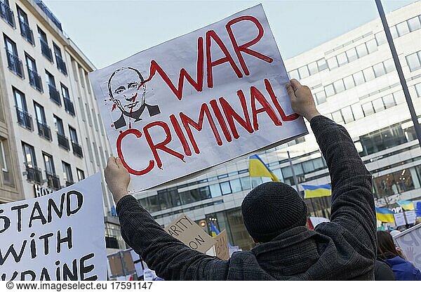 Demonstrant hält Protestplakat gegen gegen die russische Invasion der Ukraine  Ukraine-Krieg  Kriegsverbrecher Putin  Friedensdemonstration auf dem Schadowplatz  Düsseldorf  Nordrhein-Westfalen  Deutschland  Europa