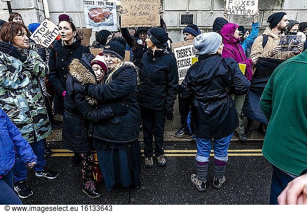 Demonstranten  die gegen die Fuchsjagd protestieren  bei der jährlichen Southdown and Eridge Boxing Day Hunt  Lewes  East Sussex  UK.