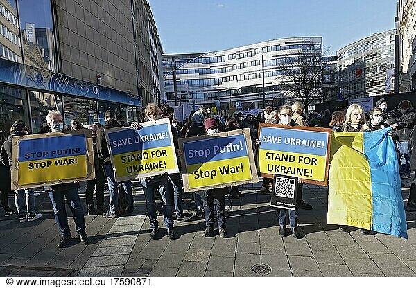 Demonstranten mit Protestplakaten gegen die russische Invasion der Ukraine  Ukraine-Krieg  Stop Putin Stop War  Friedensdemonstration auf dem Schadowplatz  Düsseldorf  Nordrhein-Westfalen  Deutschland  Europa