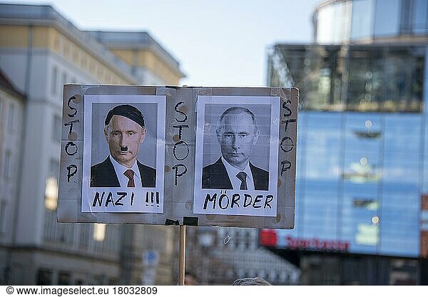 Demonstration gegen Krieg in der Ukraine  Protestplakat zeigt Putin als neuen Hitler  Magdeburg  Sachsen-Anhalt  Deutschland  Europa