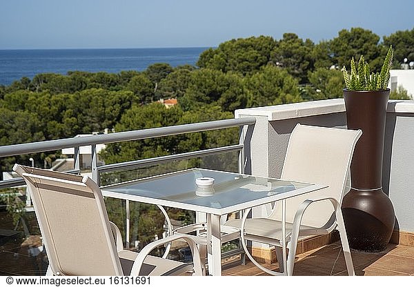 Denia Alicante Spanien am 25. Juni 2020: Balkon einer mediterranen Villa in luxuriösem Wohnzustand.