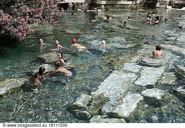 DENIZLI  TÜRKEI  21. MAI. Menschen baden in Kleopatras Thermalbecken von Hierapolis am 21. Mai 2013. Kleopatras Pool in der Nähe von Pamukkale Travertinquellen. Kleopatra ist heute eine der meistbesuchten Sehenswürdigkeiten in der Türkei