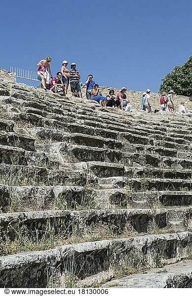 DENIZLI  TÜRKEI  21. Mai 2013. Touristen besuchen das Amphitheater von Hierapolis in Denizli  am 21. Mai 2013. Hierapolis war eine antike griechisch-römische Stadt in Phrygien  Türkei  Asien