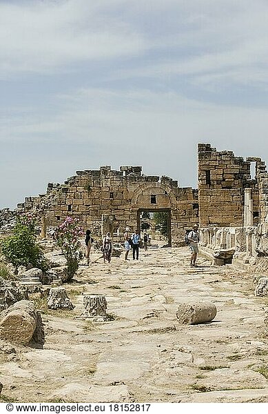 DENIZLI  TÜRKEI  21. Mai 2013. Touristen besuchen die byzantinischen Mauern und das nordbyzantinische Tor in Hierapolis am 21. Mai 2013. Hierapolis war eine antike griechisch-römische Stadt in Phrygien