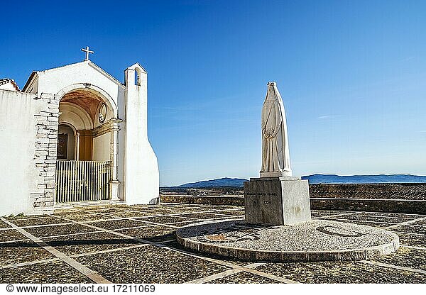Denkmal der heiligen Königin Isabela neben der Kirche der Heiligen Maria  Estremoz  Évora  Portugal  Europa