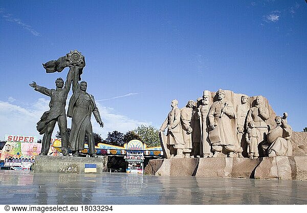 Denkmal der Völkerfreundschaft  Denkmal des russischen und ukrainischen Arbeiters  Denkmal der Arbeiter  Perejaslaw-Denkmal  Krestschatzky Park  Chreschtschatyj-Park  Kiew  Ukraine  Europa