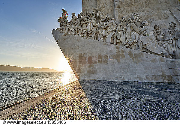 Denkmal für die Entdeckungen - schiffsförmiges Denkmal aus weißem Stein  das Prinz Heinrich und die Portugiesen  die die Straßen des Meeres entdeckt haben  begrüßt  Portugal