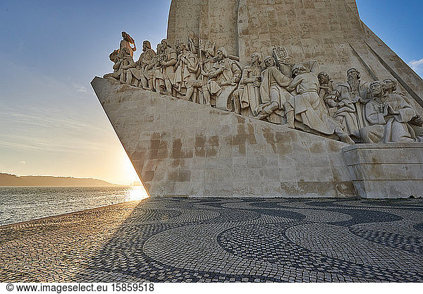 Denkmal für die Entdeckungen - schiffsförmiges Denkmal aus weißem Stein  das Prinz Heinrich und die Portugiesen  die die Straßen des Meeres entdeckt haben  begrüßt  Portugal