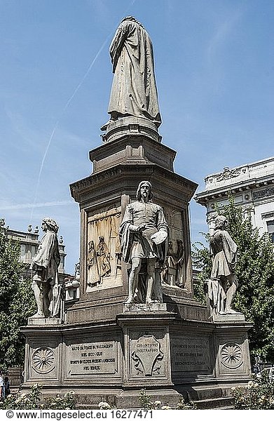 Denkmal für Leonardo da Vinci (Mailand)  umgeben von den Statuen von vier seiner Schüler auf der unteren Basis des Sockels. Piazza della Scala  Mailand  Metropolitanstadt Mailand  Lombardei  Italien  Europa.