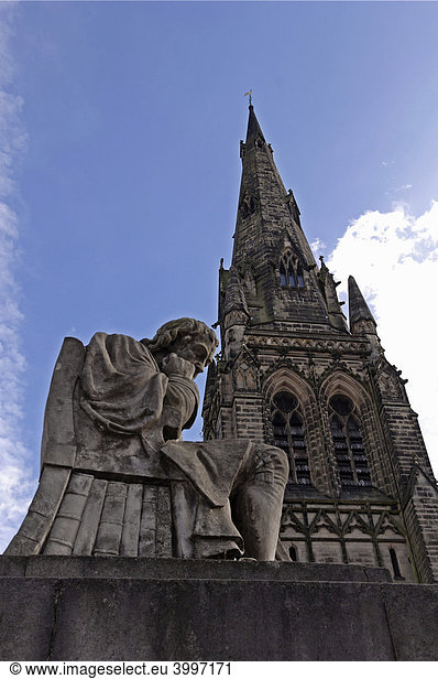 Denkmal mit Kirchturm gegen blauen Himmel  Lichfield  England  Europa