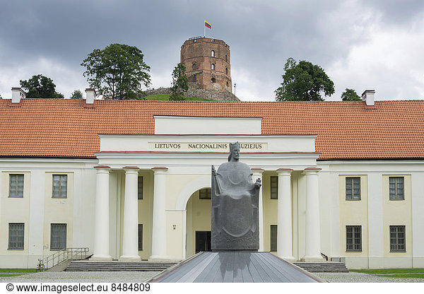 Denkmal von Kˆnig Mindaugas vor dem Nationalmuseum  hinten der Gediminas-Turm  Vilnius  Bezirk Vilnius  Litauen