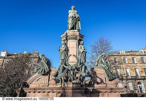 Denkmal von William Ewart Gladstone in den Coates Crescent Gardens in Edinburgh  der Hauptstadt von Schottland  einem Teil des Vereinigten Königreichs.