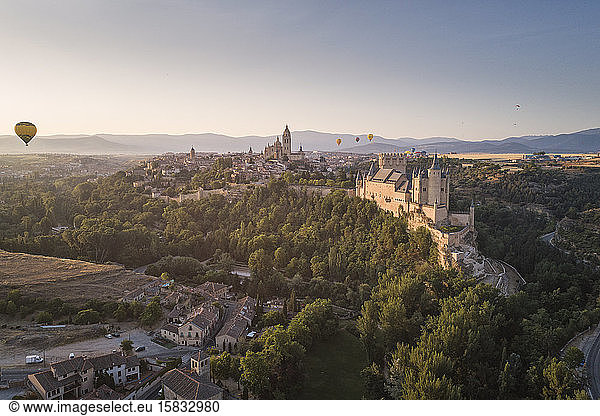 Der Alcazar von Segovia und das Ballonfestival aus der Vogelperspektive