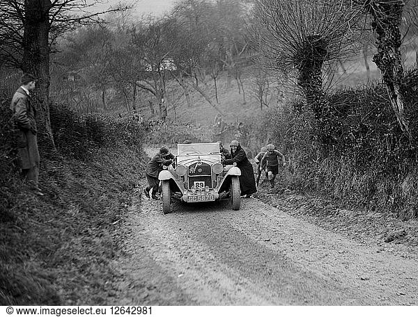 Der Alfa Romeo von KD Evans wird bei der NWLMC London-Gloucester Trial geschoben  1931. Künstler: Bill Brunell.