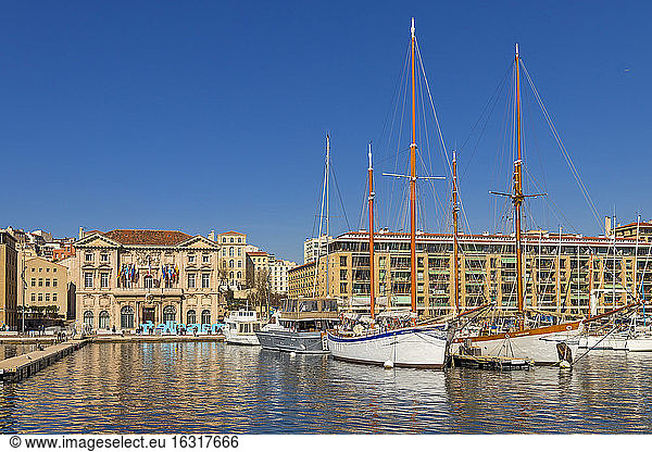 Der alte Hafen (Vieux-Port) von Marseille  Bouches du Rhone  Provence  Frankreich  Mittelmeer  Europa