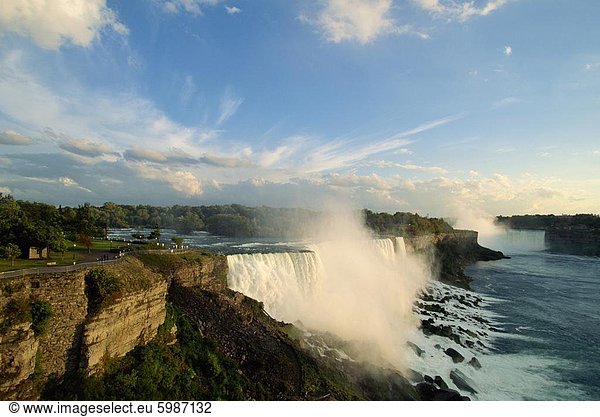 Der Amerikaner fällt mit den Horseshoe Falls hinter  Niagara Falls  New York State  Vereinigten Staaten von Amerika  Nordamerika