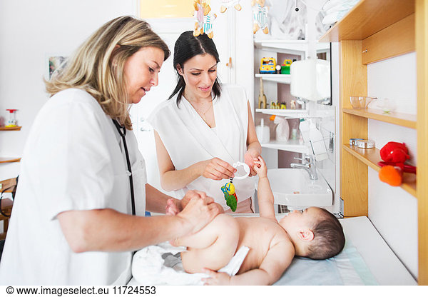 Der Arzt untersucht das Baby (2-5 Monate)