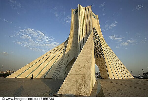 Der Azadi-Turm oder Königsdenkmal-Turm ist das Wahrzeichen von Teheran  Iran  und markiert den Eingang zur iranischen Metropole.
