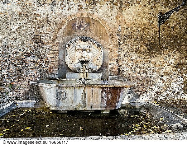 Der Barockbrunnen Il mascherone (Die Maske) auf dem Aventinhügel wurde 1593 von dem Steinmetz Bartolomeo Bassi nach einem Entwurf von Giacomo Della Porta geschaffen - Rom  Italien.
