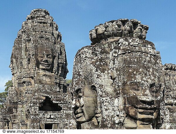 Der Bayon ist ein bekannter und reich verzierter Khmer-Tempel in Angkor in Kambodscha. Der Bayon wurde im späten 12. oder frühen 13. Jahrhundert als offizieller Staatstempel des mahayana-buddhistischen Königs Jayavarman VII. erbaut und steht im Zentrum von Jayavarmans Hauptstadt Angkor Thom. Nach Jayavarmans Tod wurde er von späteren hinduistischen und theravada-buddhistischen Königen nach ihren eigenen religiösen Vorlieben umgebaut und erweitert. Das markanteste Merkmal des Bayon ist die Vielzahl von ruhigen und massiven Steingesichtern auf den vielen Türmen  die aus der oberen Terrasse herausragen und sich um seinen zentralen Gipfel gruppieren.