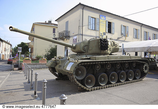Der berühmte Panzer aus dem Don Camillo Film vor dem Don Camillo und Peppone Museum in Brescello  Emilia Romagna  Italien  Europa