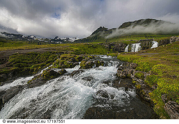 der berühmte Wasserfall Kirkjufellsfoss in Westisland