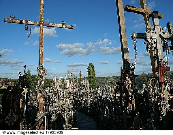 Der Berg der Kreuze ist ein katholisch und touristisch geprägter Wallfahrtsort und eine der Sehenswürdigkeiten  Berg der Kreuze  Siauliai  Schaulen  Litauen  Europa