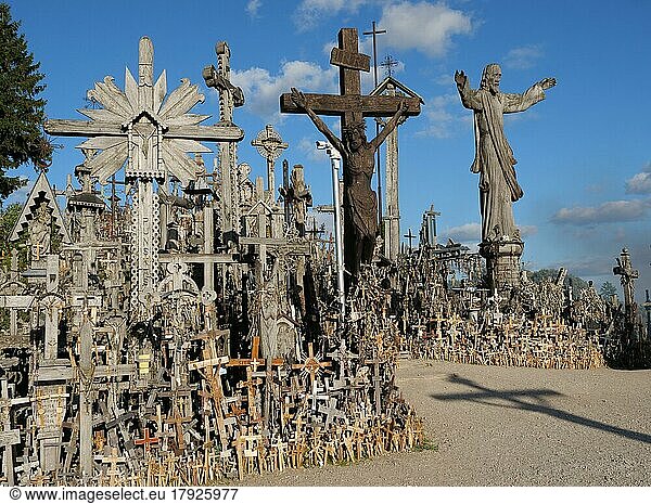 Der Berg der Kreuze ist ein katholisch und touristisch geprägter Wallfahrtsort und eine der Sehenswürdigkeiten  Siauliai  Litauen  Europa