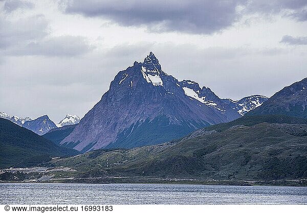 Der Berg Olivia  Teil der Anden bei Ushuaia  Feuerland  Patagonien  Argentinien