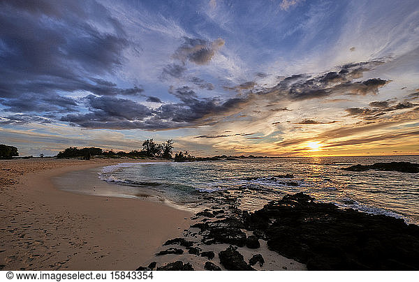 Der Blick kurz vor Sonnenuntergang auf den Strand von Makalawena auf der Großen Insel.