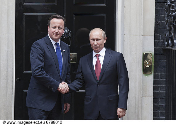 Der britische Premierminister David Cameron empfängt den Präsidenten Russlands  Wladimir Putin  in Nr. 10 Downing Street während der Olympischen Spiele 2012 in London  England  Großbritannien  Europa
