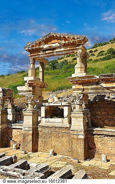 Der Brunnen des Kaisers Trajan an der Curetes-Straße  erbaut zwischen 102 und 114 n. Chr. D. Archäologische Stätte Ephesus  Anatolien  Türkei.
